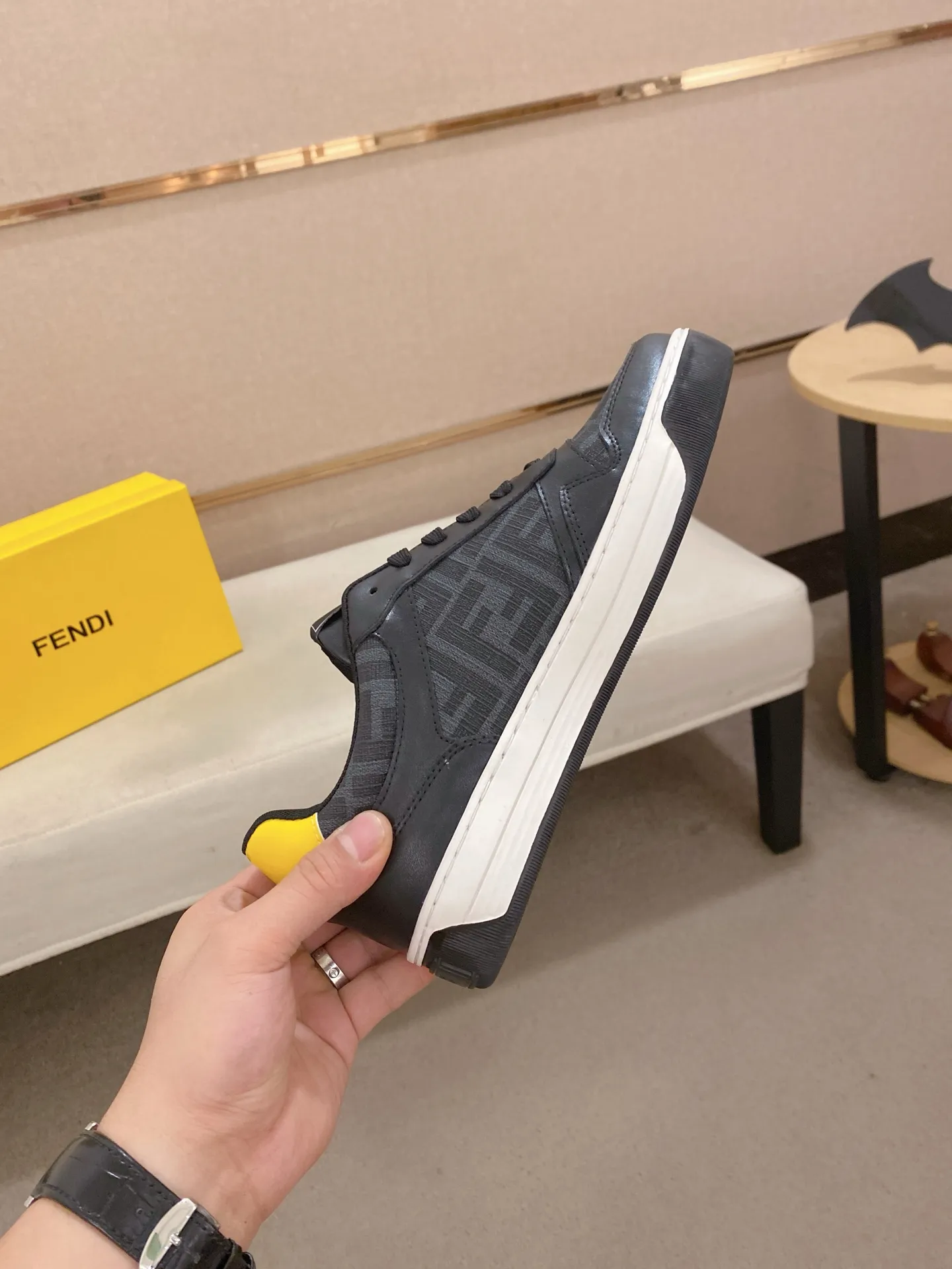 Men's shoes 💰 420💰 (FENDI) New style 👊🏻 upper 🇮🇹 imported cowhide fabric 🇩🇪 lining imported sheepskin lining. The original outsole is molded to highlight the identity of every man, and the upper foot is stable and stable🚶🏻🚶🏻The high-end custom counters reproduce the original version📯No matter the wind or rain, the shoe last remains unchanged and can withstand the verification of time🔍️,🔵 Size: 38-44 (45 is custom-made and cannot be returned or exchanged